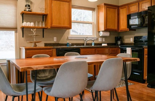 Sylvan Shores House | Lakeside Hideaway near Beaver Lake+Wifi+Deck