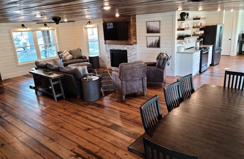 Mena Cabin | Lakeside | Hot Tub | Kayaks | Fishing
