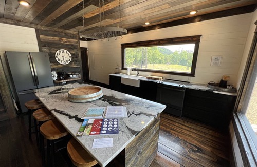 Mena Cabin | Lakeside | Hot Tub | Kayaks | Fishing
