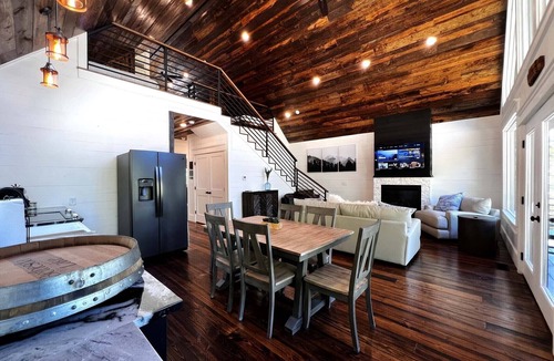 Mena Cabin | Lakeside | Hot Tub | Kayaks | Fishing