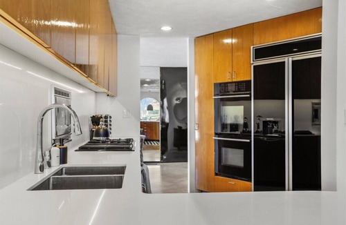 Champaign House | Lakeside Retreat: A Luxurious Getaway in Champaign-Urbana