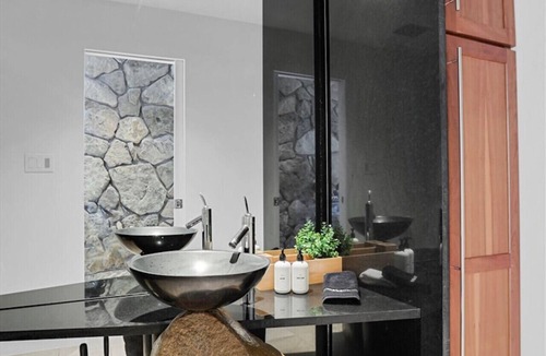 Champaign House | Lakeside Retreat: A Luxurious Getaway in Champaign-Urbana