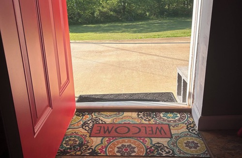 Maryville Cottage | “LaLa’s Place”Cozy, conveniently located country cottage, pets, carport,fire pit