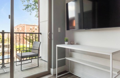 DeBaliviere Place Apartment | Landing | Amazing 1BD, Gym, Yoga Studio