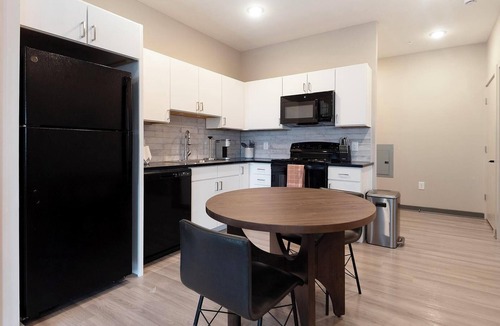 Pinch District Apartment | Landing | Amazing 1BD, Pool, Gym
