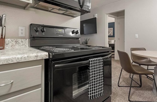 South Tulsa Apartment | Landing | Beautiful 1BD, Pool, Clubhouse