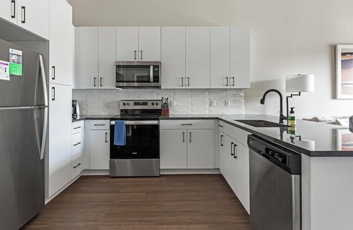 North Kansas City Apartment | Landing | Chic 2BD, Gym, Courtyard
