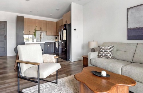 DeBaliviere Place Apartment | Landing | Incredible 1BD, Yoga Studio, Gym