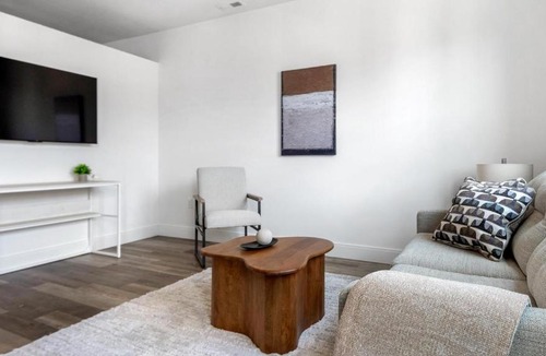 DeBaliviere Place Apartment | Landing Modern 1BD Gym Yoga Studio