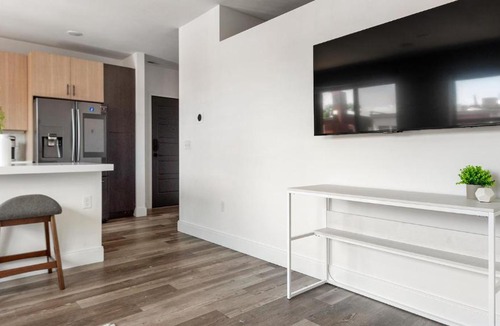 DeBaliviere Place Apartment | Landing Modern 1BD Gym Yoga Studio