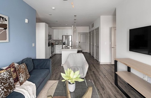Hurwood Heights Apartment | Landing | Spectacular 2BD, Gym, Pool