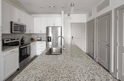 Hurwood Heights Apartment | Landing | Spectacular 2BD, Gym, Pool