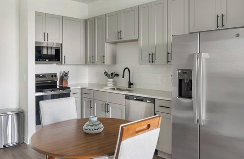 Brentwood Apartment | Landing | Stunning 1BD, Clubhouse, Gym