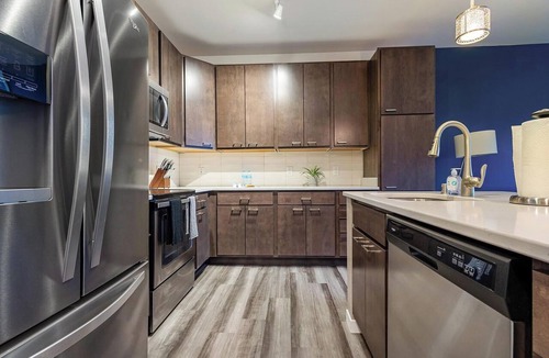 Milwaukee Apartment | Landing | Stunning 1BD, Courtyard, Clubhouse