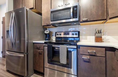 Milwaukee Apartment | Landing | Stunning 1BD, Courtyard, Clubhouse