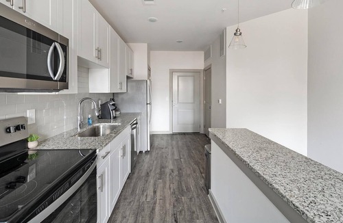 Hurwood Heights Apartment | Landing | Stunning 1BD, Pool, Gym