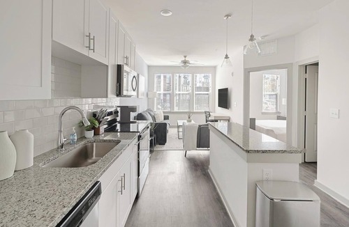 Hurwood Heights Apartment | Landing | Stunning 1BD, Gym, Pool