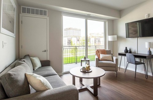 North Kansas City Apartment | Landing | Stunning 2BD, Pool, Courtyard