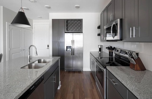 Ferndale Apartment | Landing | Stunning 2BD, Pool, Yoga Studio