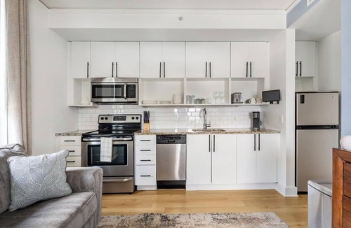 Financial District Apartment | Landing | Stylish 2BD, Gym, Pool