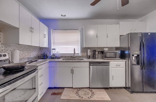 Little Rock House | Large Home Sleeps 11 Adults. Great for Contractors