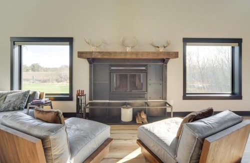 Sand Creek House | Large Home w/Land in Prairie Farm!