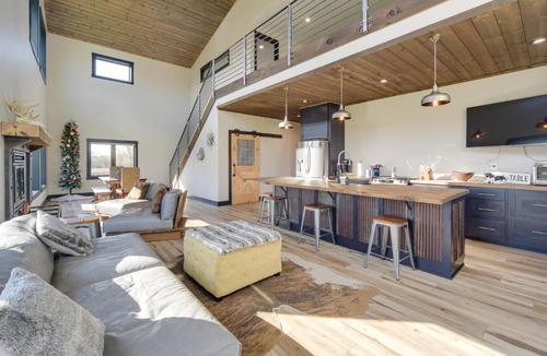 Sand Creek House | Large Home w/Land in Prairie Farm!
