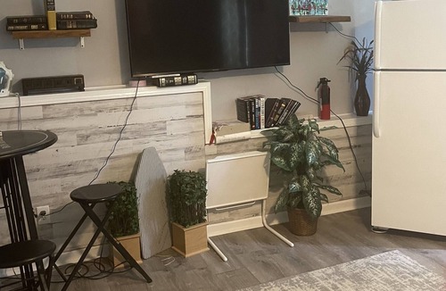 Bellevue House | Large private room and private bathroom enter through our front door quite clean