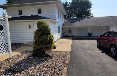 Genoa House | Large property close to the Mississippi River. Sleeps up to 12. Pet Friendly.