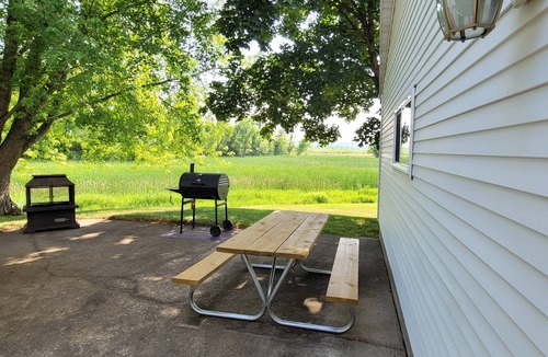 Genoa House | Large property close to the Mississippi River. Sleeps up to 12. Pet Friendly.