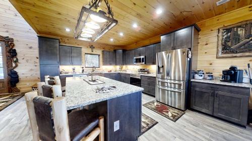 Walland House | Lazy Bear Lodge (5-Bedroom Cabin) with Pool and Mountain in Walland, Tennessee