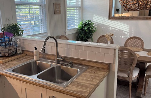 Medicine Park House | Leaf Cottage: peaceful & pretty family home for 10 with views of Mt Scott!