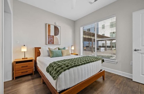 The Gulch Apartment | Light-filled retreat near broadway & pool