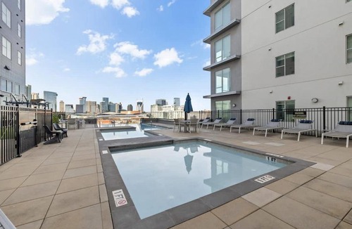 The Gulch Apartment | Light-filled retreat near broadway & pool