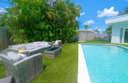 Lighthouse Point House | Lighthouse Point Poolside Retreat