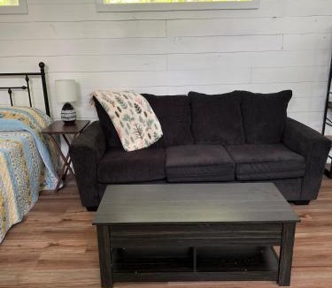 Byrdstown House | Lil' Blue Studio Home Near Livingston and Byrdstown, Tennessee and Dale Hollow Lake