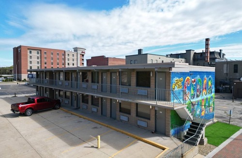 Cedar Falls Apartment | Lindell - Updated Downtown Studio - One Block From Main Street - King Bed!