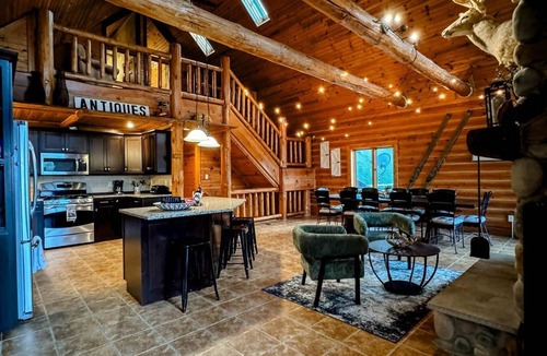 Weyauwega Cabin | Little Wolf Lodge–Spacious 5+ Bedroom Cabin on the Little Wolf River! Sleeps 16