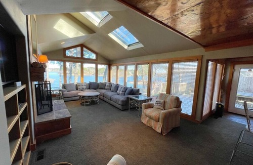 Lakeland House | Live Like a Local in Lake House 10mins to Oaklawn