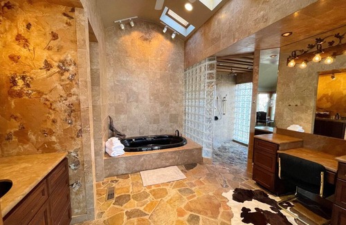 Lakeland House | Live Like a Local in Lake House 10mins to Oaklawn