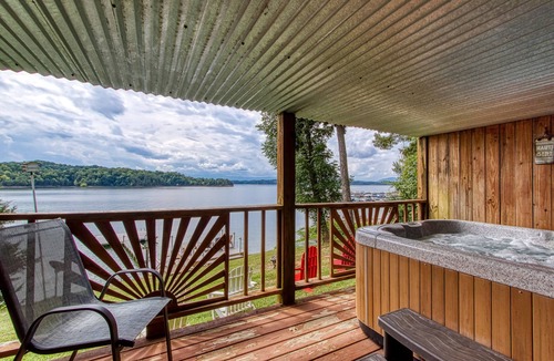 Dandridge Ski Chalet | Live Luv Lake, Hot Tub, Private Boat Dock, WIFI,$560 FREE tickets each paid day