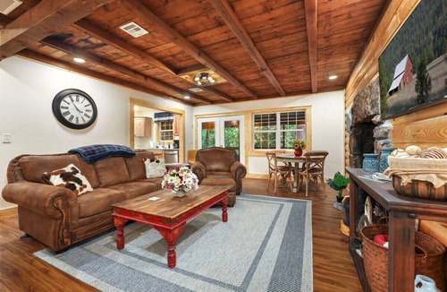 Lincoln Cabin | Loblolly Lane-Private Log Cabin- Hot Tub