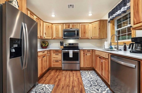 Lincoln Cabin | Loblolly Lane-Private Log Cabin- Hot Tub