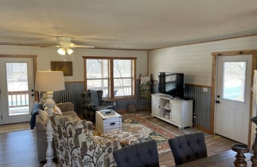 Van Buren Cabin | Located on the banks of the Current River - Current River Getaway - Sleeps 6