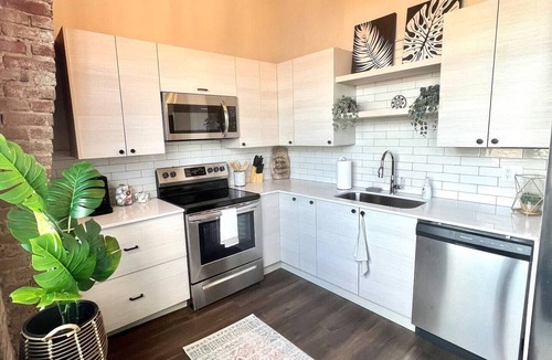 Kansas City Apartment | Loft in the Rivermarket District! Rooftop access and DT KC views. Walk to City Market, local coffee shops, restaurants, shops or hop on the free streetcar just steps away. Minutes from P&L, T-Mobile, Crossroads, Plaza. 10 min drive to stadiums.