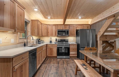 Ridgedale Cabin | Log Cabin Near Thunder Ridge & Top of the Rock Free Attraction Tickets Private Hot Tub Bonus Loft