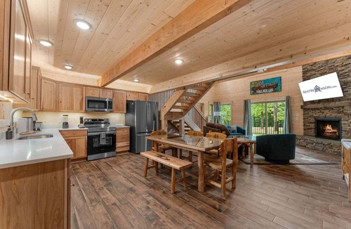 Ridgedale Cabin | Log Cabin Near Thunder Ridge & Top of the Rock Free Attraction Tickets Private Hot Tub Bonus Loft