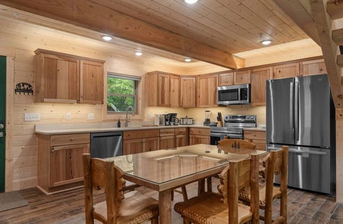 Ridgedale Cabin | Log Cabin Near Thunder Ridge & Top of the Rock Free Attraction Tickets Private Hot Tub Bonus Loft