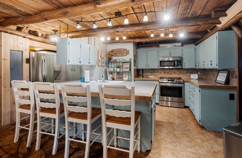 Rudy House | Log cabin on 100 acres-Wifi-Kitchen-Wildlife-The Cuddly Cow
