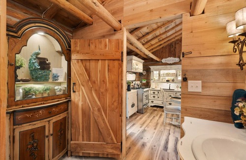 Rudy Cabin | Log cabin on 100 acres-Wifi-Kitchen-Wildlife-The Pampered Peacock